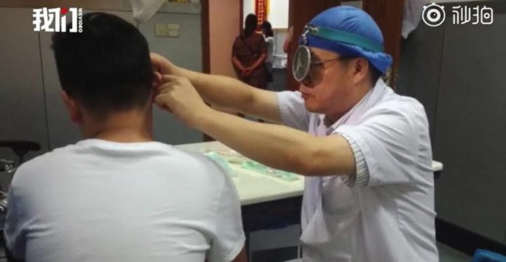 Người đàn ông bị thủng màng nhĩ vì bị bạn gái hôn quá bạo - Ảnh 1.