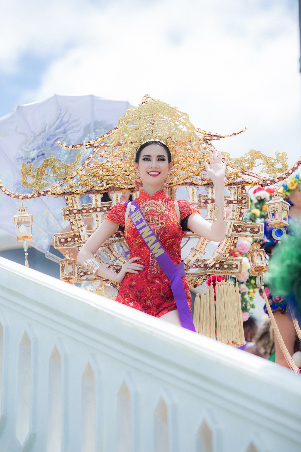Phan Thị Mơ mặc trang phục nặng 15 kg dự thi nhan sắc quốc tế - Ảnh 3.