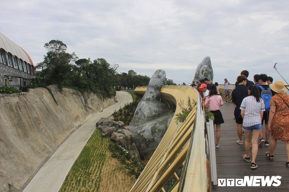 Ảnh: Chiêm ngưỡng cây cầu Vàng độc đáo nằm trên bàn tay khổng lồ ở Đà Nẵng - Ảnh 2.