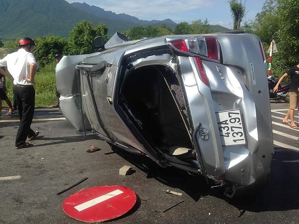 Tai nạn giao thông: Phá cửa ô tô lật trên quốc lộ để cứu người