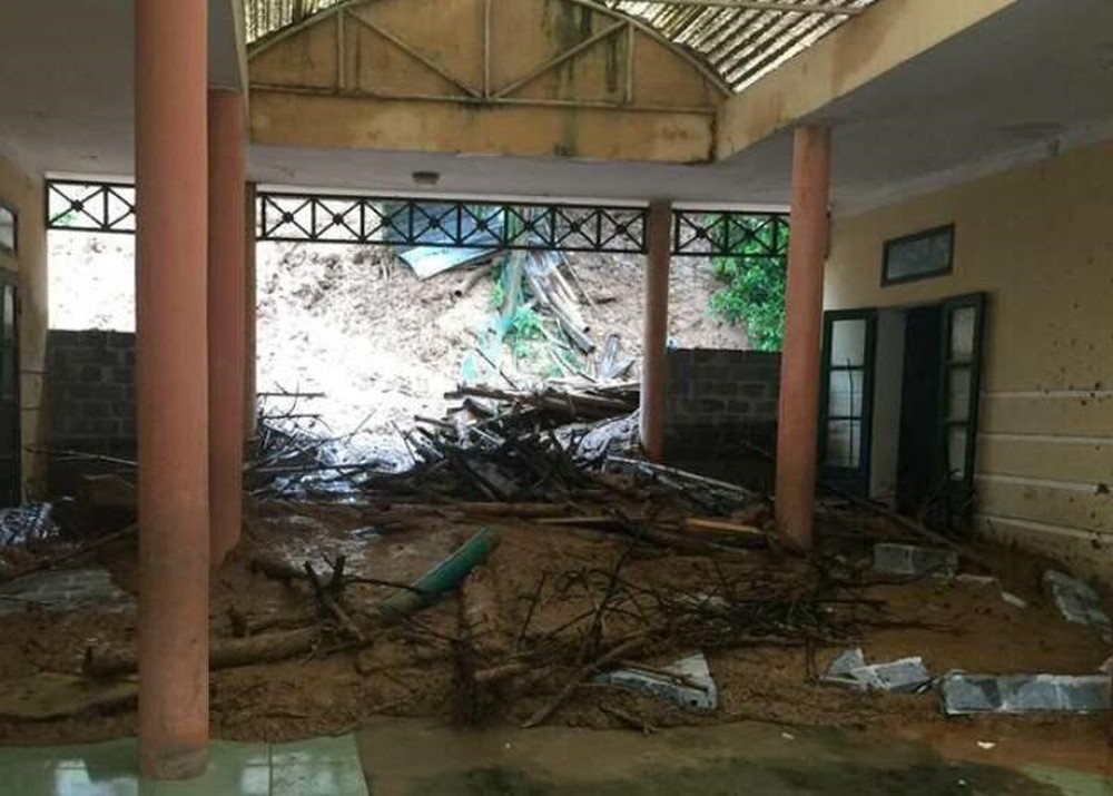 Mưa lớn vùi lấp nhiều phòng học tại huyện vùng cao Thanh Hoá - Ảnh 2.