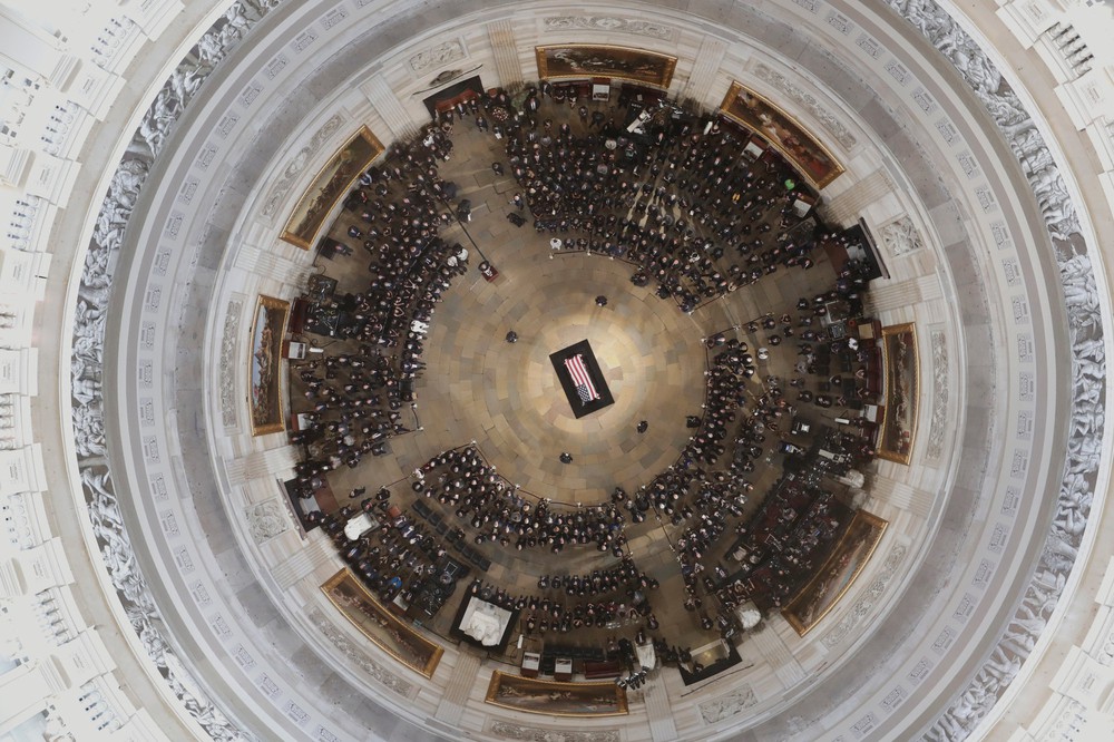 [Ảnh] Mưa và nước mắt trong lễ viếng Thượng nghị sĩ John McCain tại Điện Capitol - Ảnh 1.