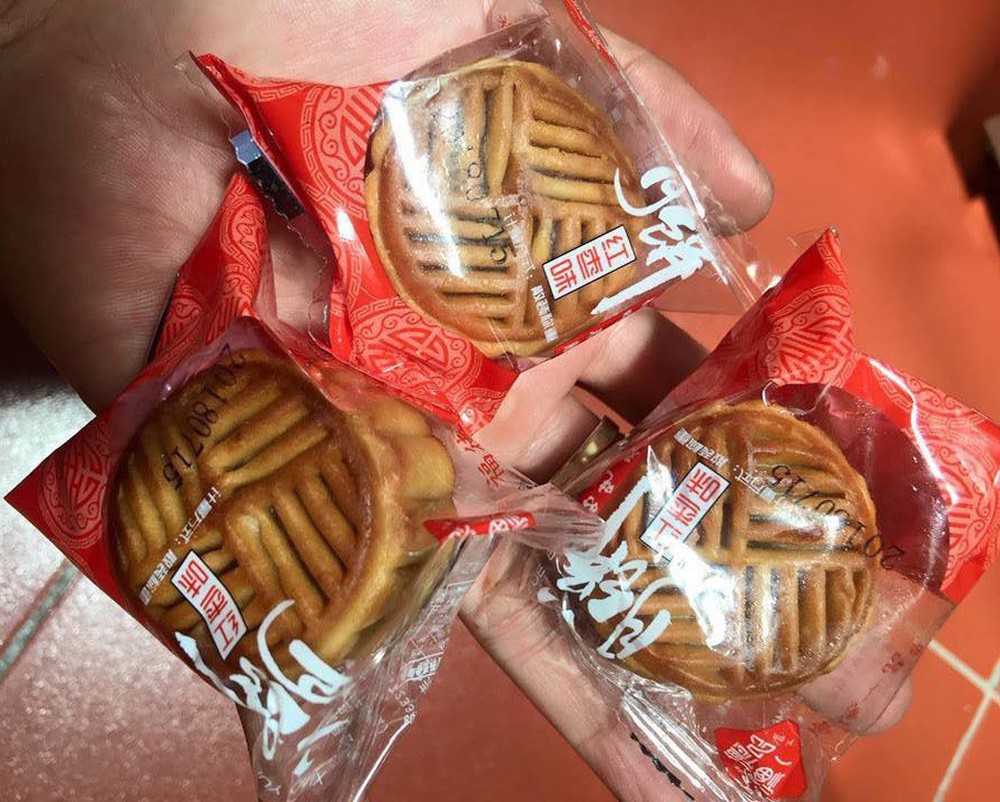 Bánh trung thu Trung Quốc bán theo cân, giá rẻ như cho tràn lan thị trường - Ảnh 1.