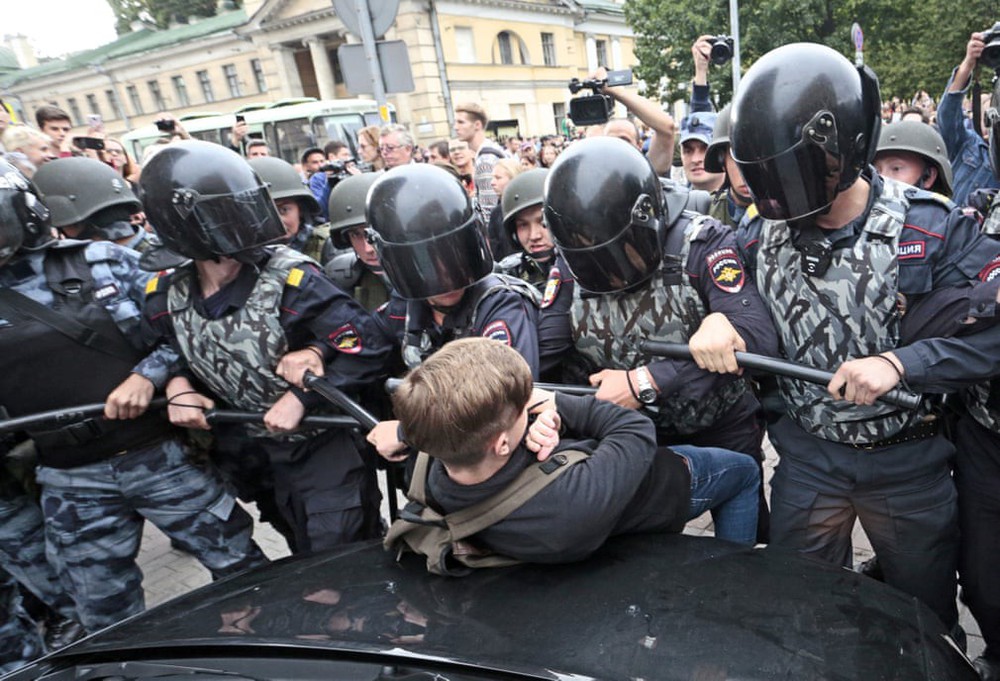 24h qua ảnh: Cảnh sát bao vây cậu bé biểu tình ở Nga - Ảnh 3.