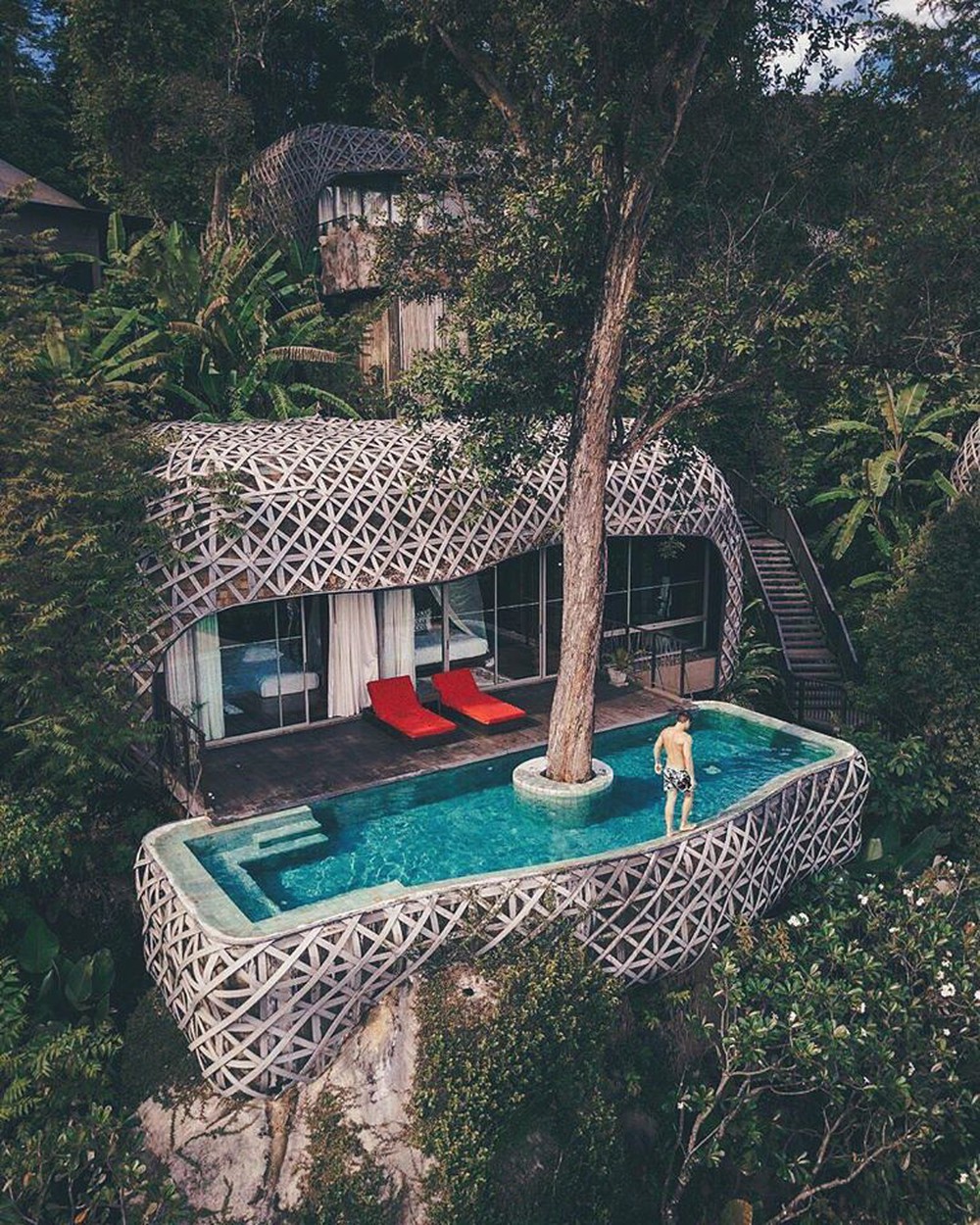 Khoe ở resort gần 30 triệu một đêm, ông bầu Ngọc Trinh bị chỉ trích - Ảnh 2.