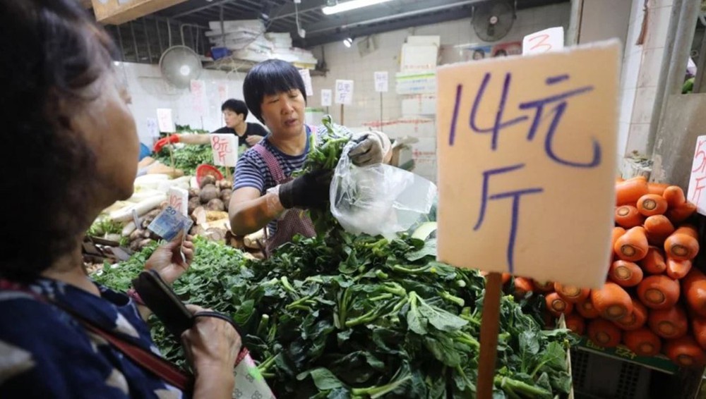 24h qua ảnh: Người dân Hong Kong đổ xô mua lương thực đối phó siêu bão Mangkhut - Ảnh 3.