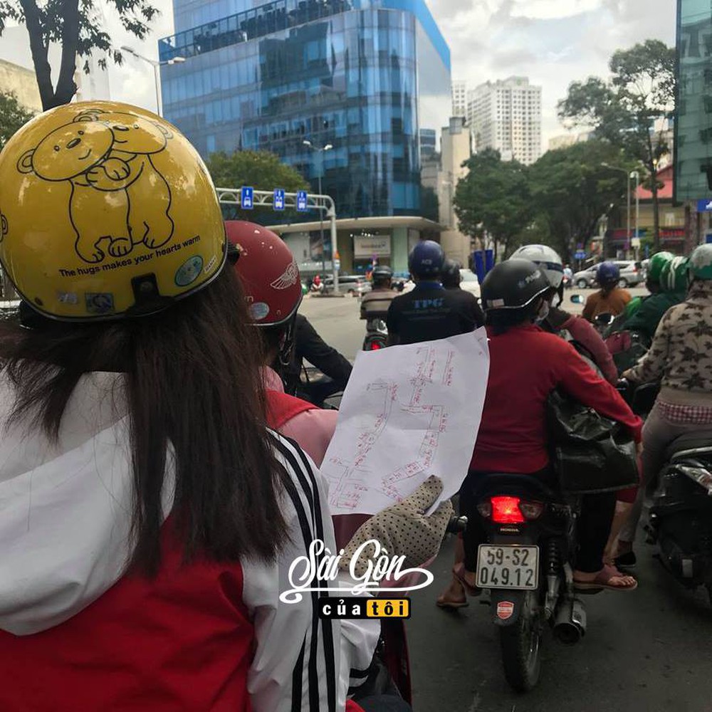 Bức ảnh chụp trộm trên phố khiến nhiều người chú ý, nhìn kĩ mới thấy điều bất ngờ - Ảnh 1.