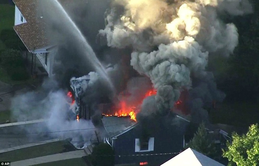 Hiện trường vụ 70 ngôi nhà cháy ngùn ngụt ở Mỹ nghi do nổ đường ống dẫn ga - Ảnh 3.