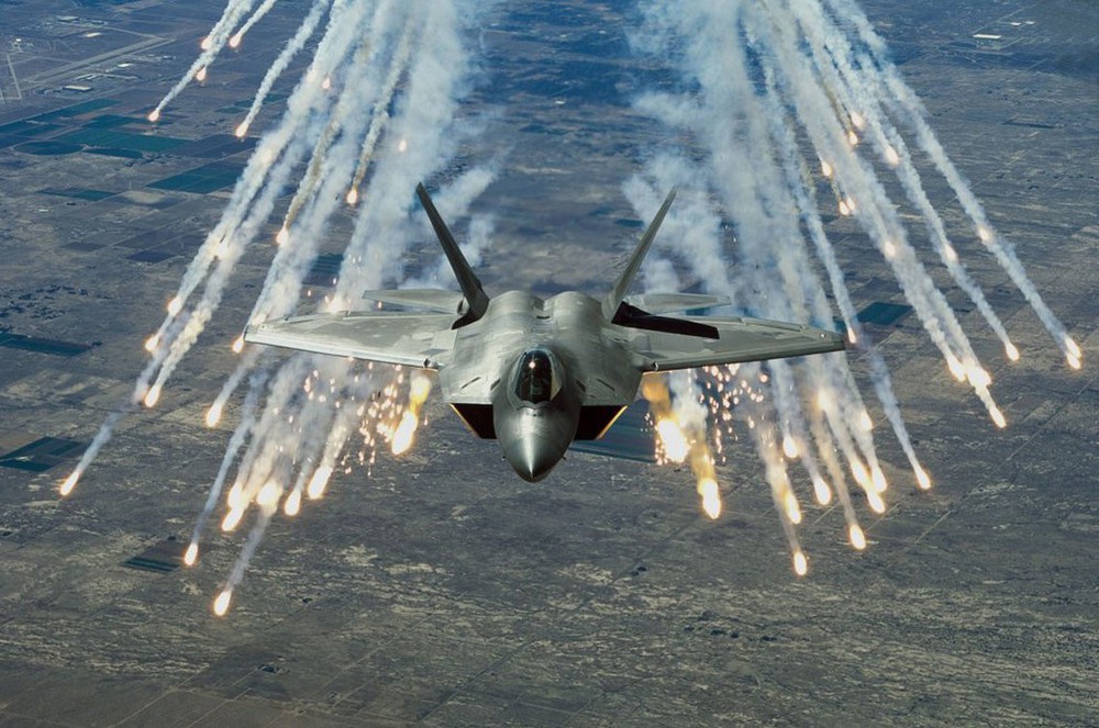 F-22 đối đầu Su-35: Phi công Mỹ thốt lên thà quay đầu bỏ chạy còn hơn! - Ảnh 1.
