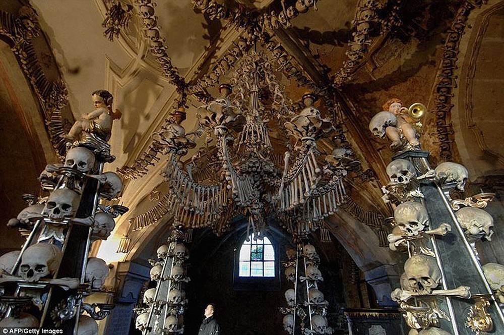Bên trong nhà thờ được trang trí bằng 70.000 bộ xương người - Ảnh 2.