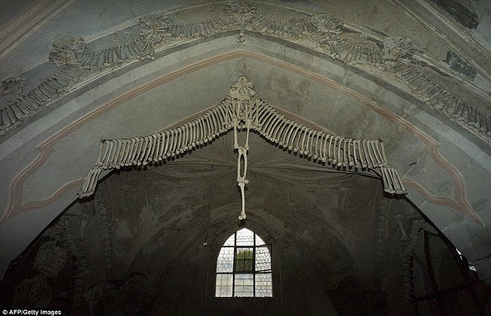 Bên trong nhà thờ được trang trí bằng 70.000 bộ xương người - Ảnh 14.