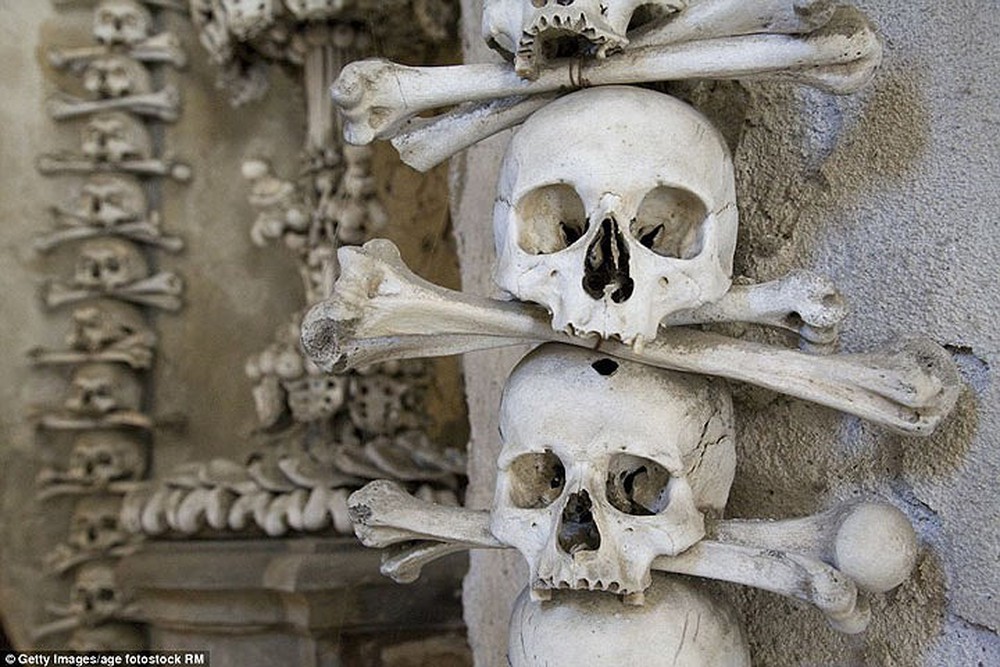 Bên trong nhà thờ được trang trí bằng 70.000 bộ xương người - Ảnh 8.