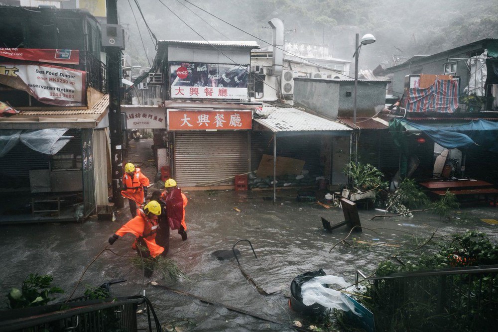 Những hình ảnh ghi lại sự ác liệt của Mangkhut - siêu bão mạnh nhất thế giới trong năm nay - Ảnh 5.