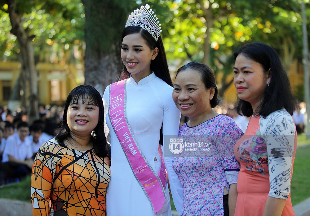 Hoa hậu Trần Tiểu Vy dịu dàng trong tà áo dài nữ sinh, về trường cũ tại Hội An dự lễ chào cờ - Ảnh 12.