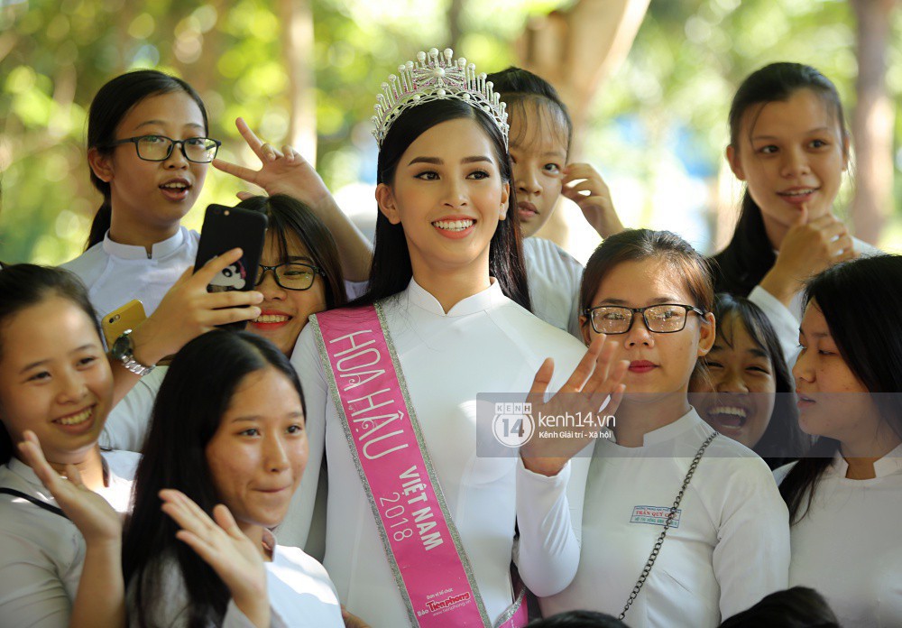 Hoa hậu Trần Tiểu Vy dịu dàng trong tà áo dài nữ sinh, về trường cũ tại Hội An dự lễ chào cờ - Ảnh 13.