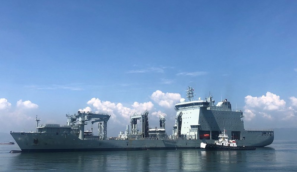 Khu trục hạm Hải quân Canada treo cờ rủ khi thăm Việt Nam - Ảnh 1.