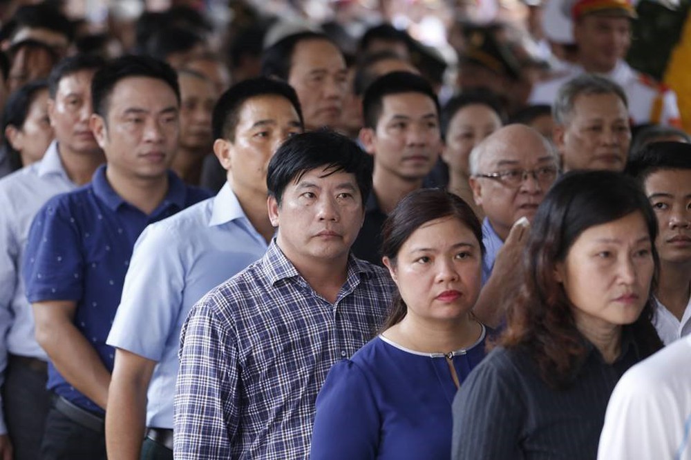 Nhân dân Thủ đô xếp hàng dài vào viếng Chủ tịch nước Trần Đại Quang - Ảnh 2.