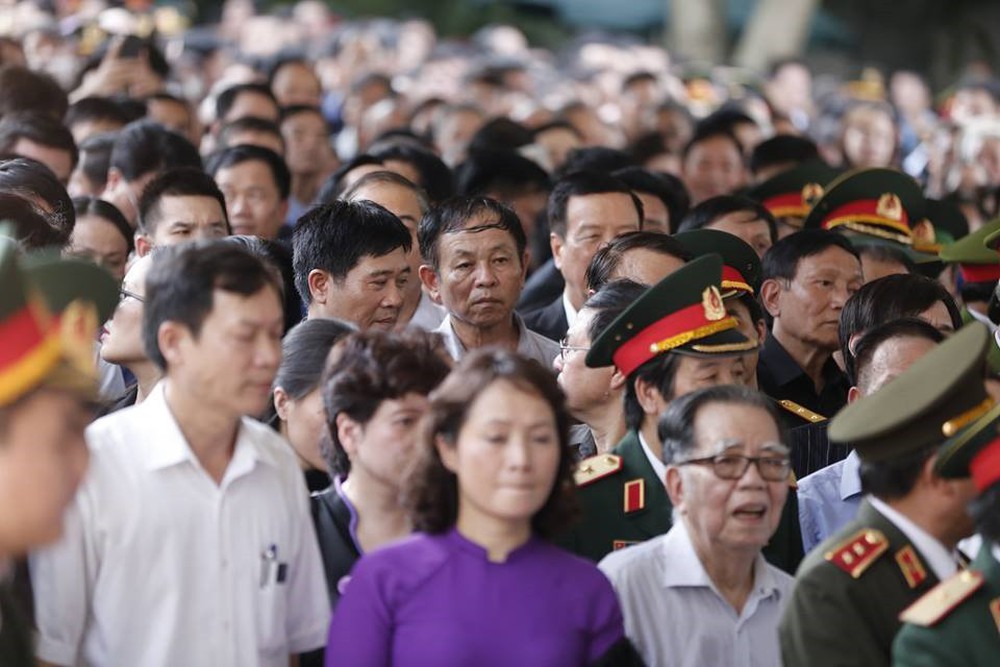 Nhân dân Thủ đô xếp hàng dài vào viếng Chủ tịch nước Trần Đại Quang - Ảnh 3.