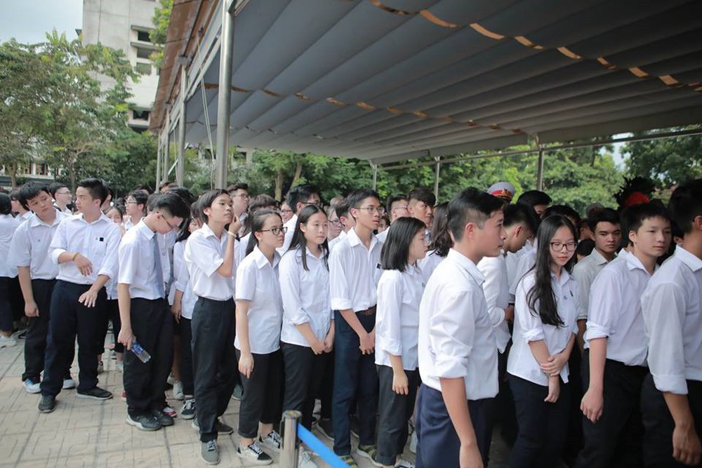 Nhân dân Thủ đô xếp hàng dài vào viếng Chủ tịch nước Trần Đại Quang - Ảnh 4.