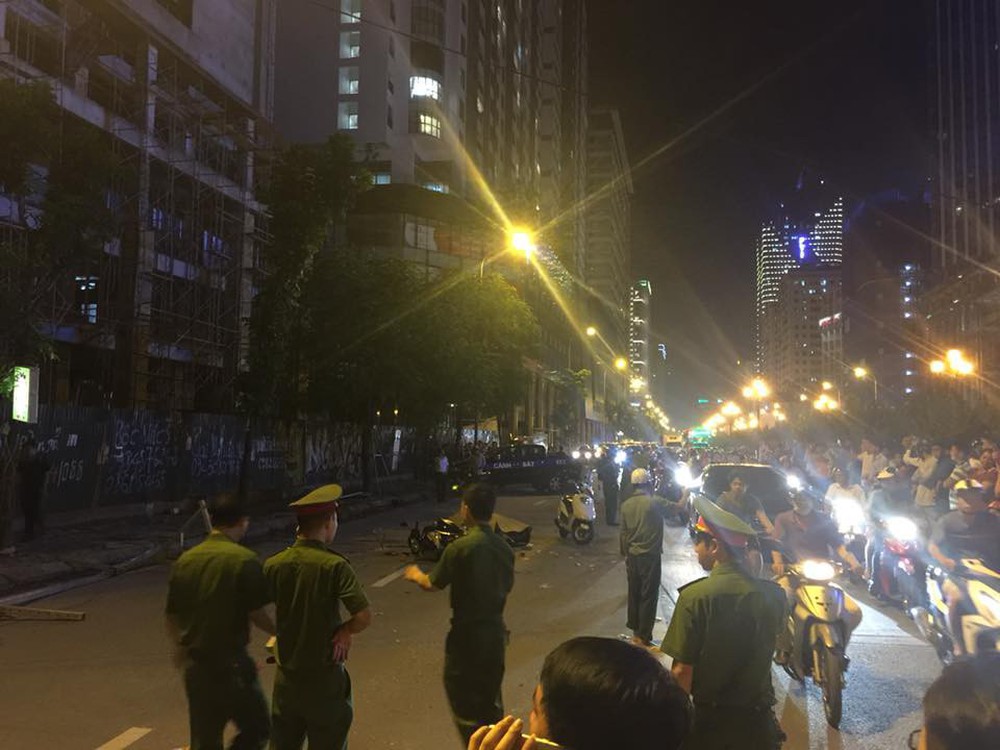 [NÓNG] Thanh sắt giàn giáo rơi xuống đường giờ cao điểm đè trúng 3 xe máy, 1 phụ nữ tử vong - Ảnh 6.