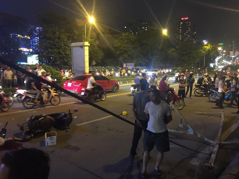 [NÓNG] Thanh sắt giàn giáo rơi xuống đường giờ cao điểm đè trúng 3 xe máy, 1 phụ nữ tử vong - Ảnh 3.