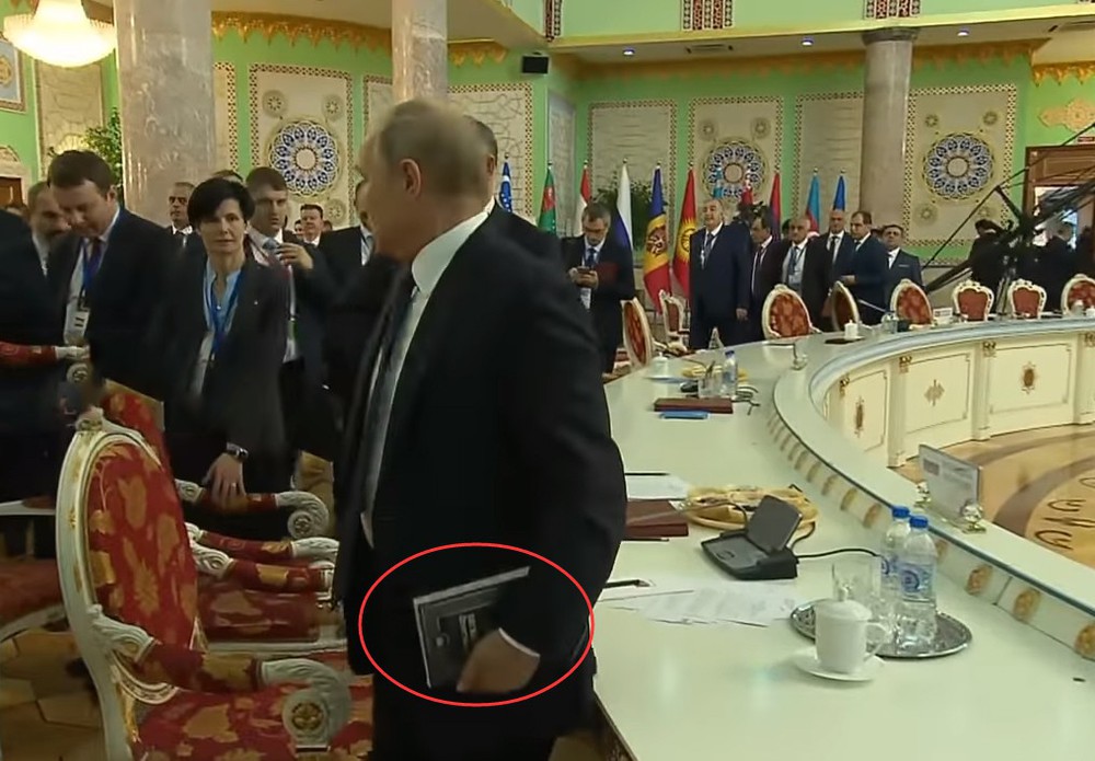 Tổng thống Putin phân tâm: Vừa mải mê đọc thơ vừa ký văn kiện tại hội nghị quan trọng  - Ảnh 1.