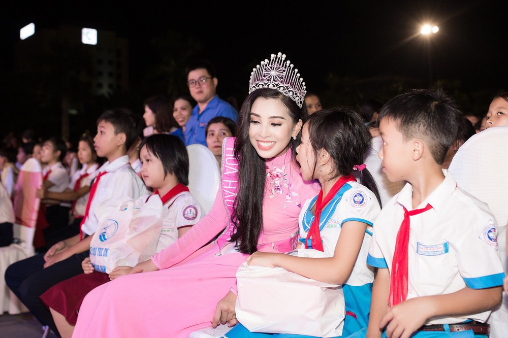 Xuất hiện với diện mạo xinh đẹp, Tân Hoa hậu Tiểu Vy vẫn bị soi đội vương miện cong vênh - Ảnh 3.