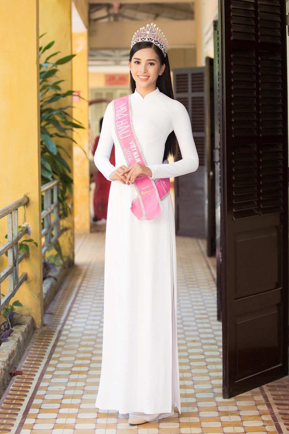 Xuất hiện với diện mạo xinh đẹp, Tân Hoa hậu Tiểu Vy vẫn bị soi đội vương miện cong vênh - Ảnh 4.