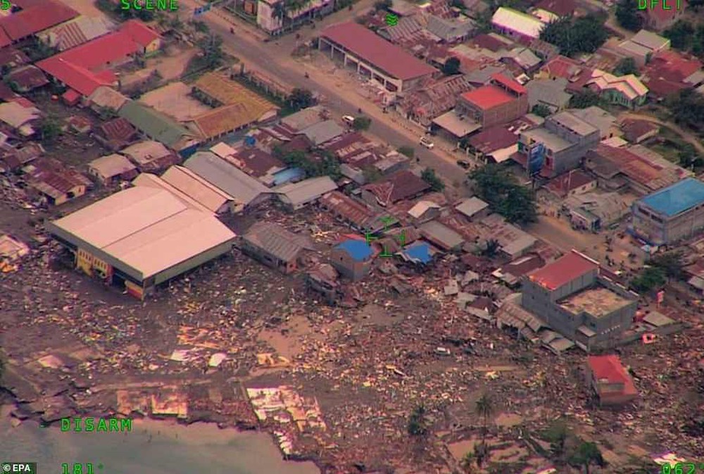 Những hình ảnh tang thương do thảm họa động đất, sóng thần ở Indonesia - Ảnh 1.