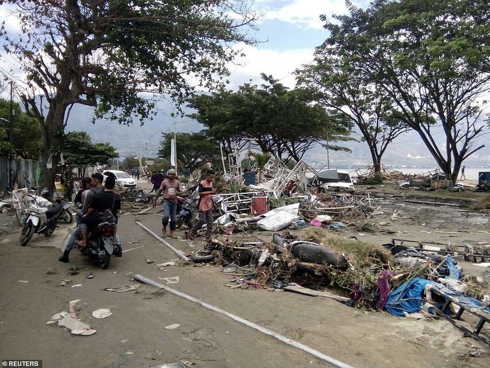 Những hình ảnh tang thương do thảm họa động đất, sóng thần ở Indonesia - Ảnh 9.