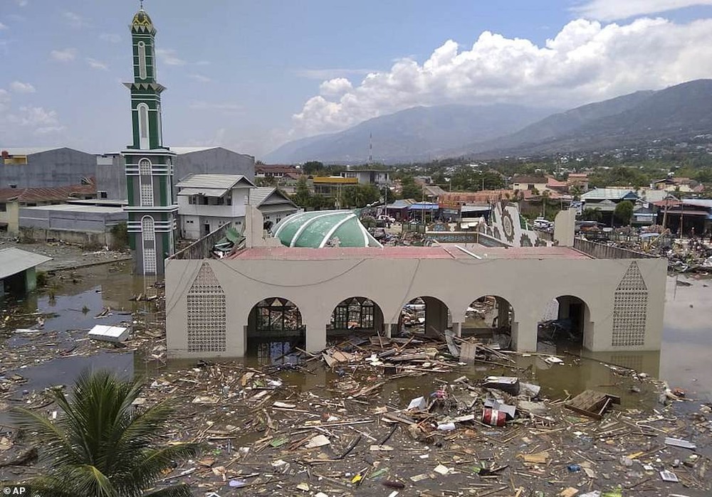 Những hình ảnh tang thương do thảm họa động đất, sóng thần ở Indonesia - Ảnh 13.