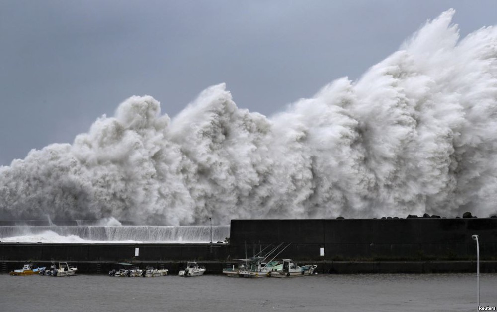 24h qua ảnh: Sóng biển như ngày tận thế ập vào cảng cá Nhật Bản - Ảnh 3.
