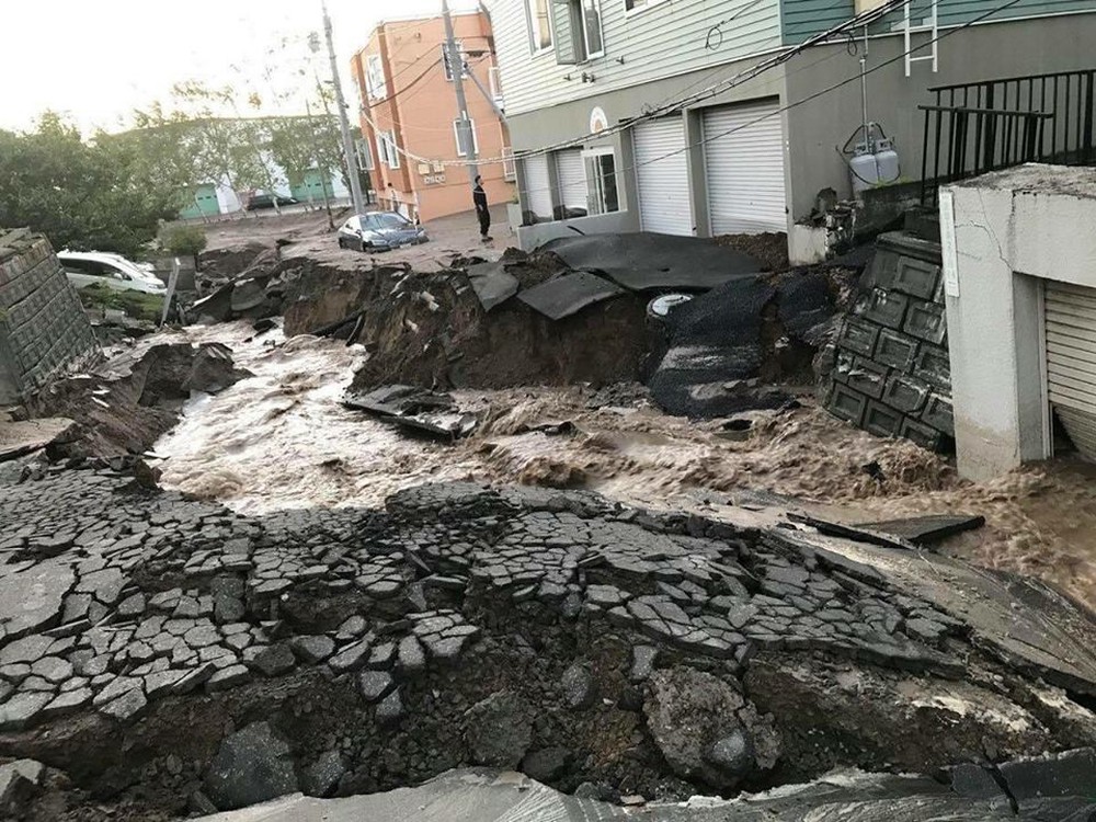 Hình ảnh: Nhật Bản hoang tàn, đổ nát sau liên tiếp siêu bão Jebi và động đất 6 độ Richter ở Hokkaido - Ảnh 12.