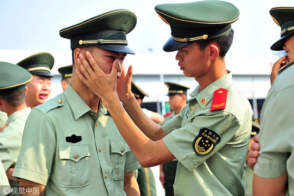 24h qua ảnh: Binh sĩ Trung Quốc lau nước mắt cho đồng đội trong lễ giải ngũ - Ảnh 2.