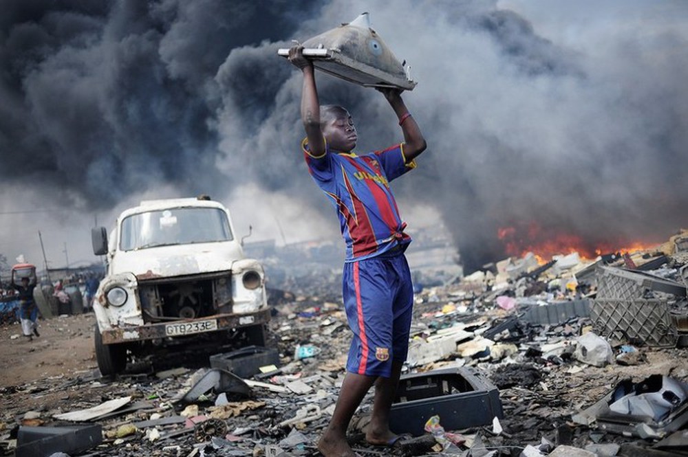 Hình ảnh đáng sợ từ những bãi rác thải công nghệ lớn nhất trên thế giới - Ảnh 1.