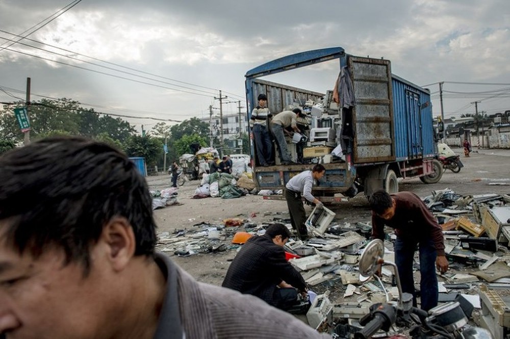 Hình ảnh đáng sợ từ những bãi rác thải công nghệ lớn nhất trên thế giới - Ảnh 8.