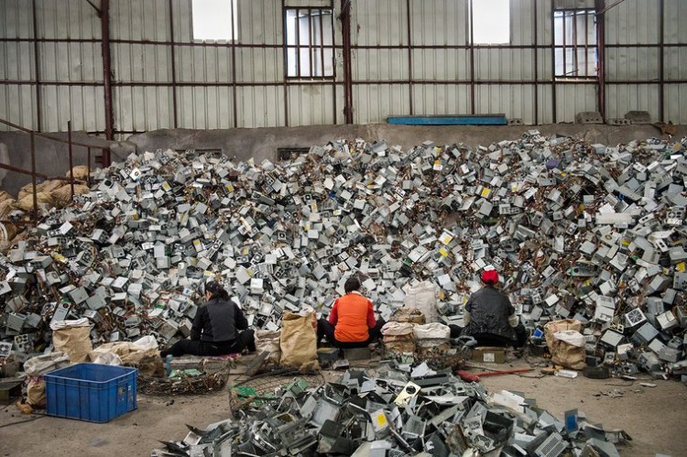 Hình ảnh đáng sợ từ những bãi rác thải công nghệ lớn nhất trên thế giới - Ảnh 10.