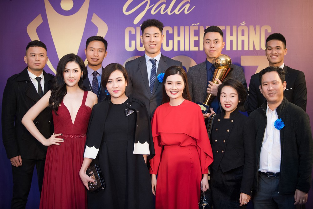 Á hậu Tú Anh khoe chân dài, da trắng trên thảm đỏ - Ảnh 8.