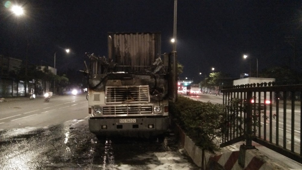 Xe container bốc cháy ngùn ngụt trên quốc lộ - Ảnh 1.