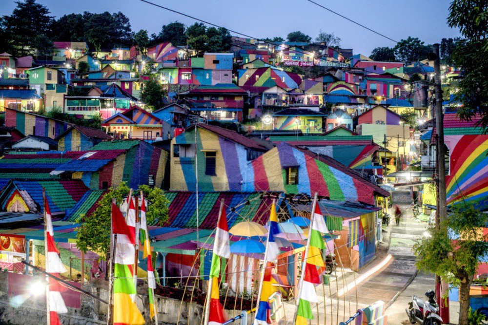 Từ một khu ổ chuột, ngôi làng này đã lột xác thành vùng đất rực rỡ sắc màu cầu vồng, thu hút hàng nghìn khách du lịch tham quan - Ảnh 2.