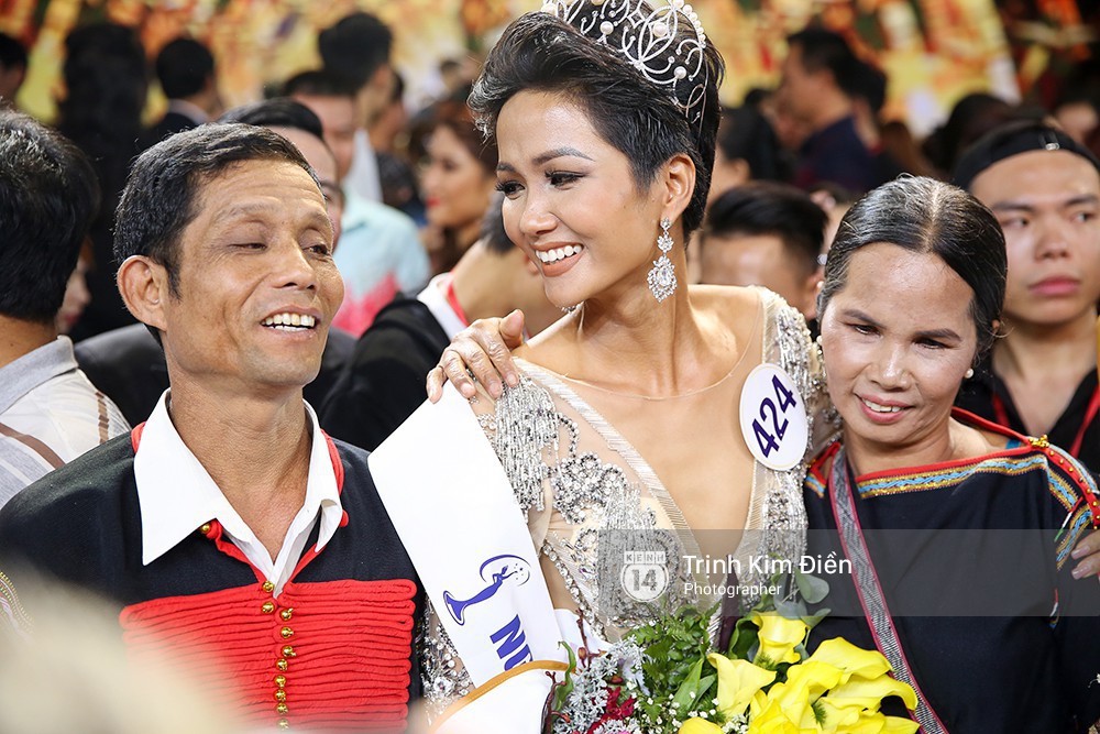 Bố mẹ HHen Niê mặc trang phục truyền thống của dân tộc Ê Đê, mừng con gái đăng quang Hoa hậu - Ảnh 2.