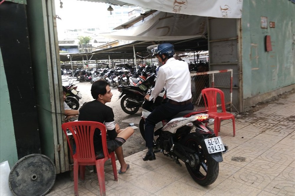 Loạn giá giữ xe ở trung tâm Sài Gòn sau khi dẹp bãi giữ xe vỉa hè - Ảnh 1.