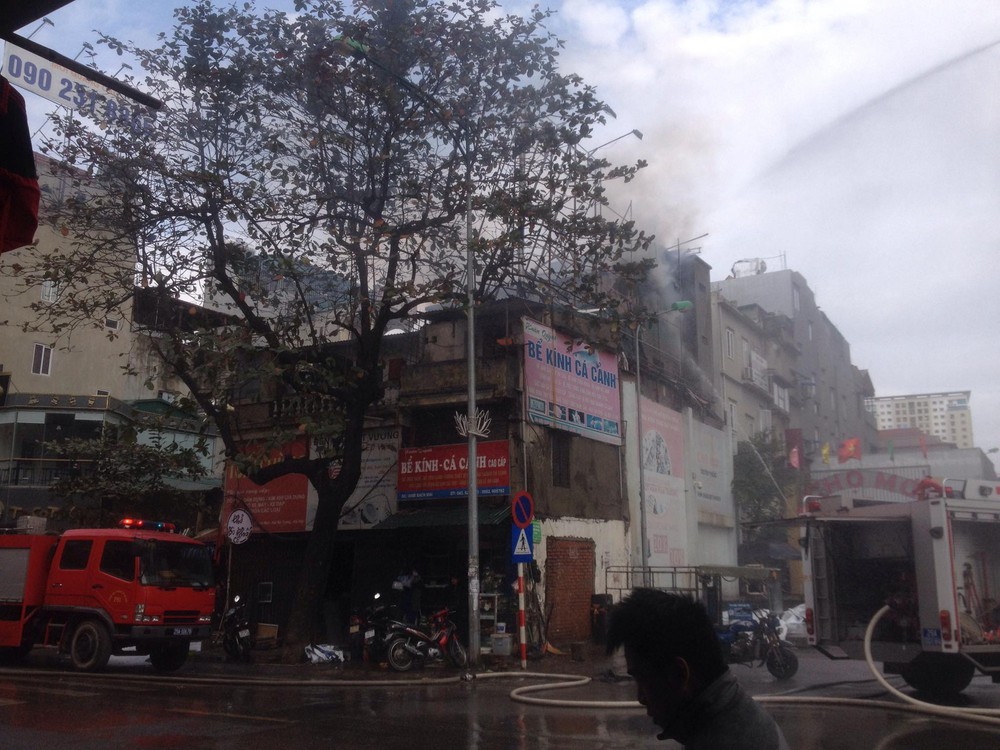 Hà Nội: Cháy lớn nhà dân ngay cạnh chợ Mơ, cột khói dày đặc bốc cao hàng chục mét - Ảnh 3.