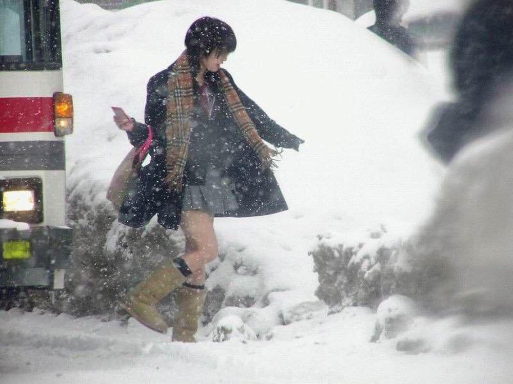 Mặc cho tuyết rơi trắng trời, nữ sinh Nhật Bản vẫn kiên cường diện váy ngắn xinh xắn tới trường - Ảnh 4.