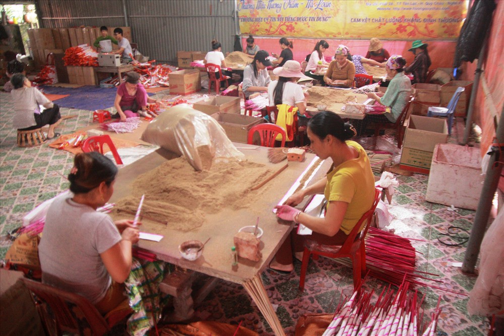 Làng nghề hương trầm Quỳ Châu hối hả vào tết - Ảnh 8.