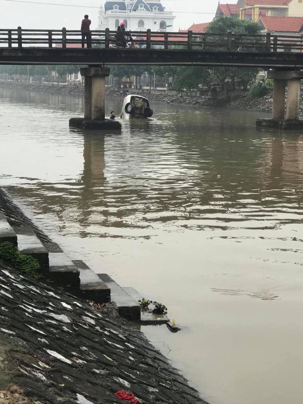 Chiếc ô tô ngụp lặn dưới sông, hình ảnh đang được chia sẻ nhiều nhất ngày thứ 6 - Ảnh 1.