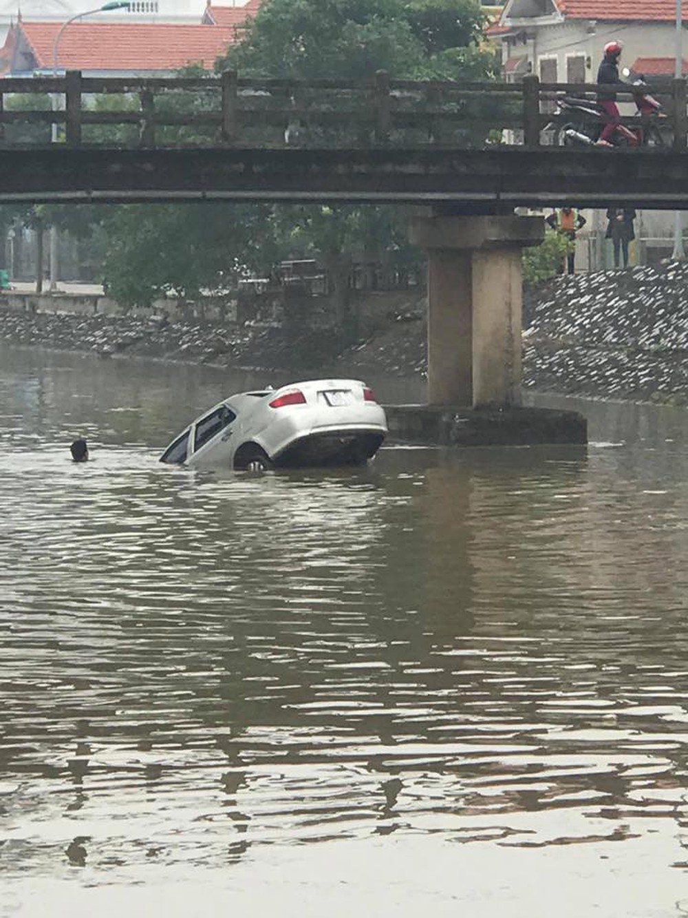 Chiếc ô tô ngụp lặn dưới sông, hình ảnh đang được chia sẻ nhiều nhất ngày thứ 6 - Ảnh 2.