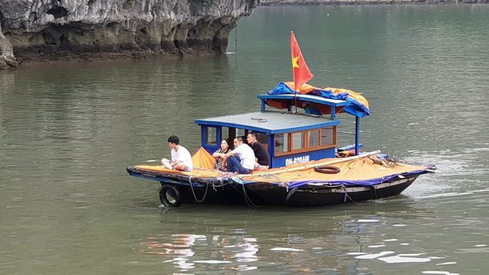 Xuồng mang BKS Biên phòng chở khách chui trên vịnh Hạ Long - Ảnh 2.