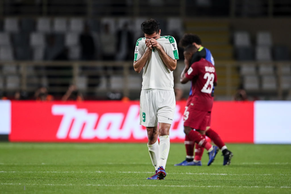Siêu tiền vệ tuyển Iraq từng khiến fan Việt nể phục bật khóc cay đắng trên sân vì dính chấn thương nặng - Ảnh 10.