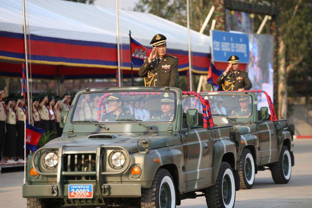 Không chịu kém Lào, Quân đội Campuchia phô diễn vũ khí tối tân kỷ niệm 20 năm thành lập - Ảnh 1.